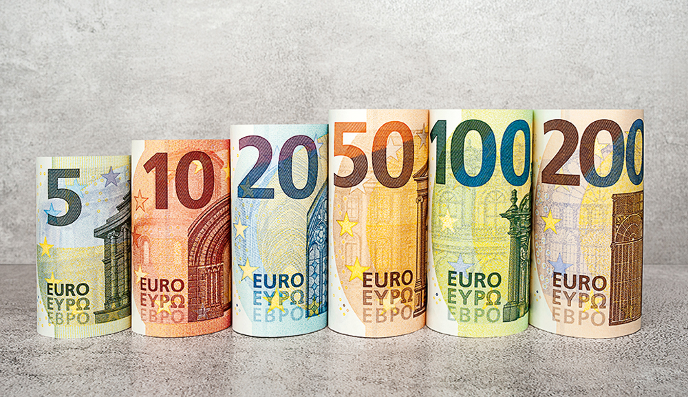 Į apyvartą išleidžiami nauji 100 ir 200 eurų banknotai, pranešė Lietuvos bankas. Paskutinius „Europos“ serijos banknotus Lietuvos bankas antradienį pristatys visuomenei.