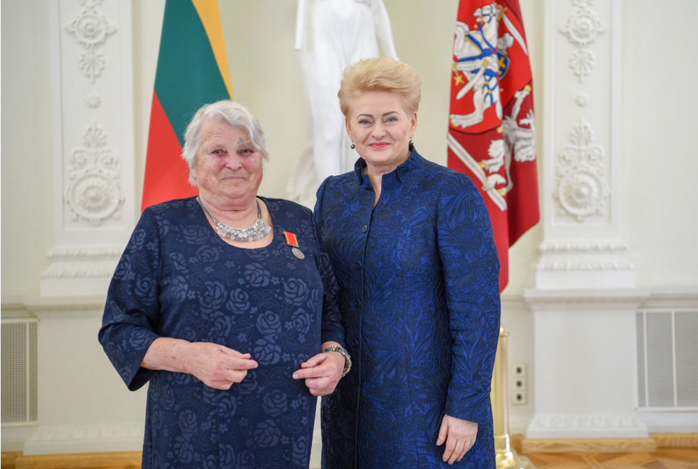 Lietuvos Respublikos Prezidentė Dalia Grybauskaitė artėjančios Motinos dienos proga pasveikino daugiavaikes motinas ir įteikė ordino „Už nuopelnus Lietuvai“ medalius.
