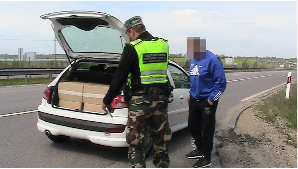 Tarp Panevėžio ir Šiaulių sustabdytame automobilyje „Peugeot 206“ pasieniečiai aptiko 2,5 tūkst. pakelių nelegalių rūkalų. Teisėsaugai gerai žinomas mašiną vairavęs šiaulietis už neteisėtą akcizinių prekių gabenimą teismo jau buvo baustas prieš savaitę, bet išvadų nepadarė. Beje, vyrui atimta teisė vairuoti.