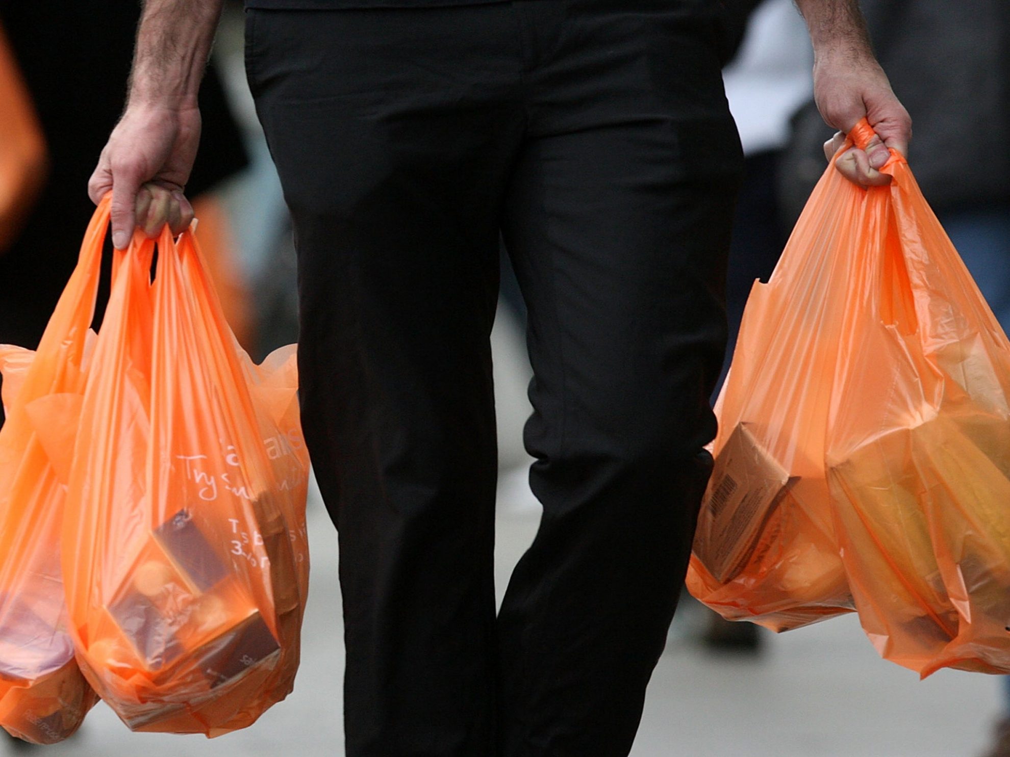 Aplinkos ministerija siūlo bausti prekybininkus už plastiko maišelių dalinimą nemokamai. Ministerijos Atliekų politikos grupės vadovė Agnė Bagočiutė sako, kad pataisas netrukus turėtų svarstyti Vyriausybė, o jai pritarus – ir Seimas.