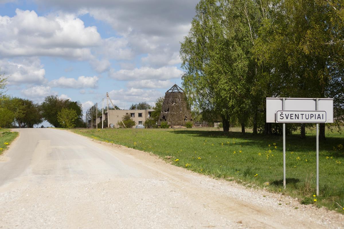 Prie vieškelio, iš Krekenavos vedančio į Vadaktus, įsikūrę autobusais nepasiekiami Šventupiai taip pat gali vadintis vis greičiau tuštėjančiu kaimu