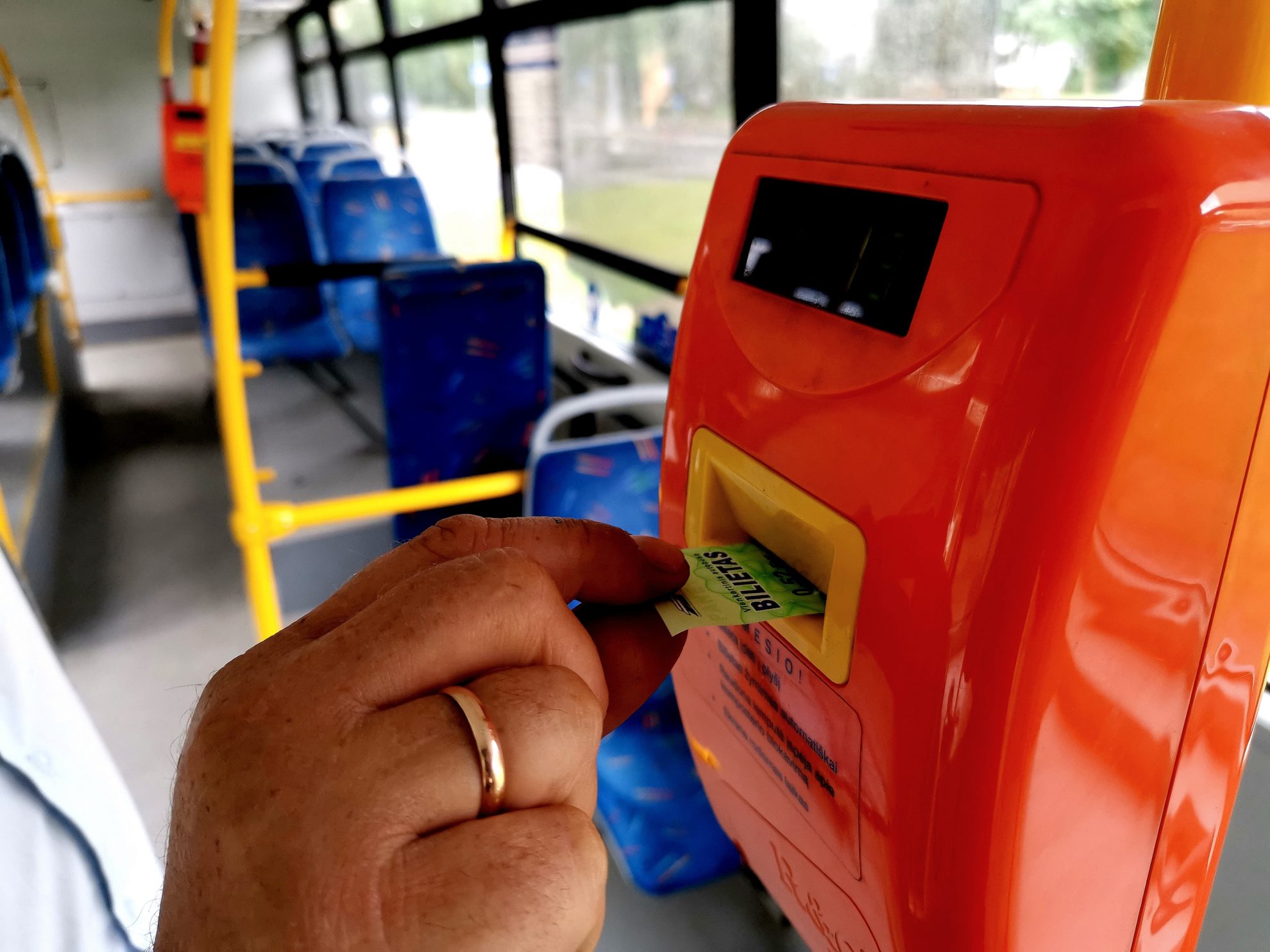Dar šį rudenį Panevėžio autobusų keleiviams teks pratintis prie technologijų – elektroninių kortelių arba programėlių vietoje popierinių bilietų.