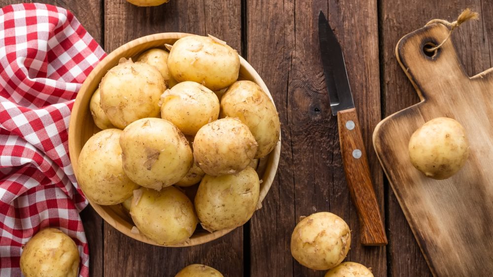 Sakoma, kad bulvės – „antroji lietuvių duona“. Jos yra pigus ir maistingas produktas. Bulves valgo ir didelis, ir mažas. Tik retas žino, kad bulvės ne tik tukina, kaip įprasta manyti, bet ir turi nemažai gydomųjų savybių.