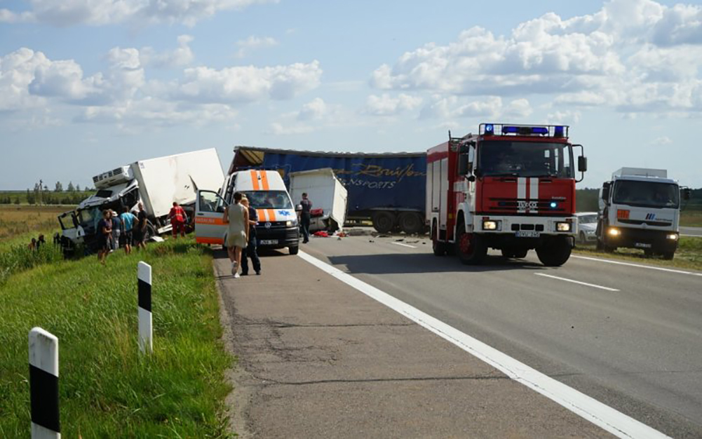 Ketvirtadienį kelyje Vilnius-Panevėžys susidūrė du vilkikai. Ugniagesiai vadavo prispaustus vairuotojus, jie perduoti medikams.