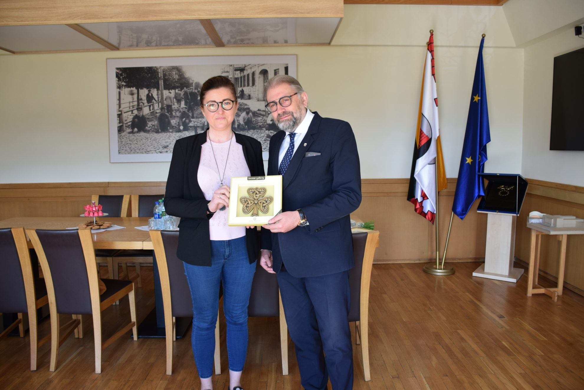Šiandien Panevėžio miesto meras Rytis Račkauskas įteikė pažymėjimą jau antrajai projekto „Globalus Panevėžys“ ambasadorei Donatai Simonaitienei.