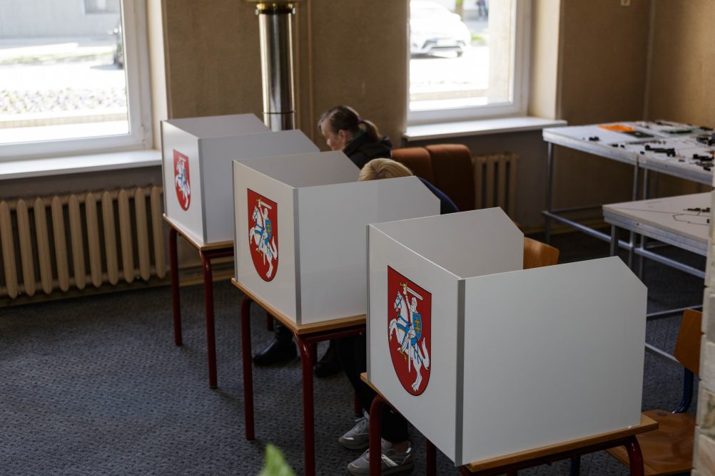 Dėl demografinių pokyčių Lietuvoje nustatyto dydžio nebeatitinka 18 rinkimų apygardų: dešimt yra per didelės ir aštuonios – per mažos, sako Vilniaus universiteto (VU) docentas Rolandas Tučas.
