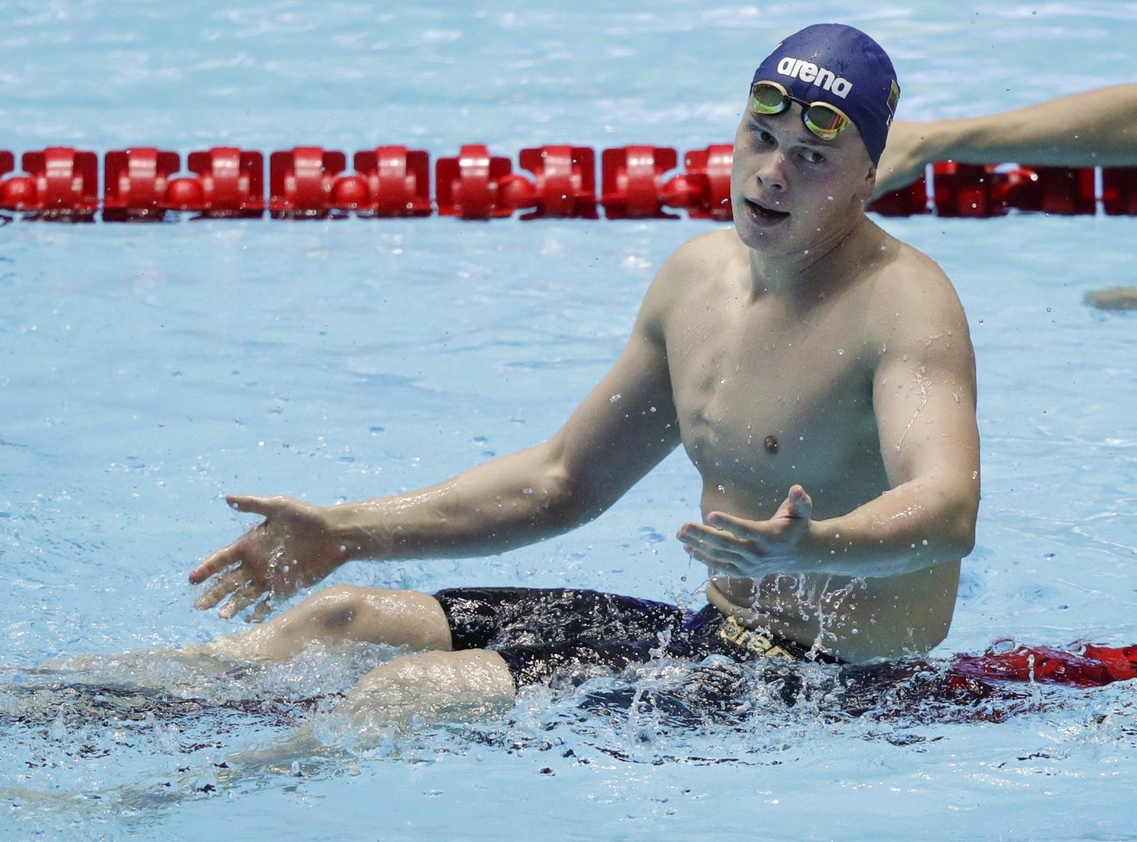 Pietų Korėjoje vykstančiame planetos plaukimo čempionate 200 m plaukimo laisvu stiliumi rungties finale panevėžietis Danas Rapšys finišavo pirmas, tačiau teisėjų sprendimu jis buvo diskvalifikuotas.