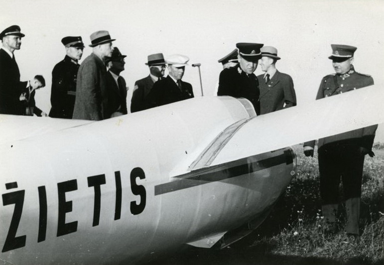 Brigados generolai Antanas Gustaitis ir Jonas Černius prie sklandytuvo „Biržietis“ Baltijos šalių aviacijos varžybų metu. LIETUVOS AVIACIJOS MUZIEJAUS nuotrauka