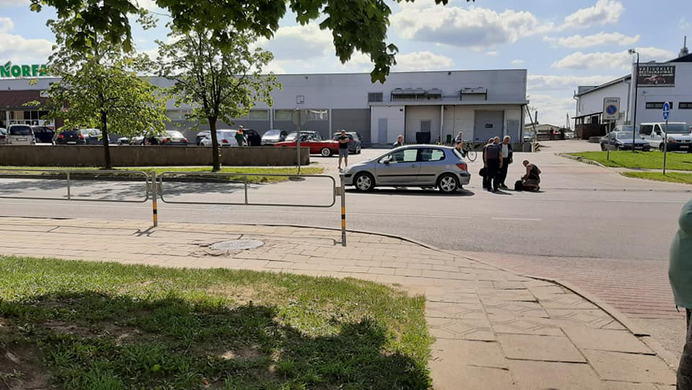 Tragiška nelaimė Panevėžyje. Gatvę ne pėsčiųjų perėjoje bandžiusi pereiti moteris žuvo po automobilio ratais.