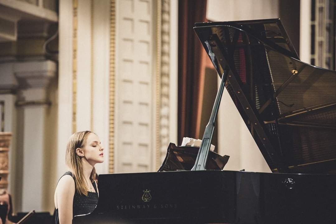 Gabrielės Petkevičaitės-Bitės viešojoje bibliotekoje, skambant J. S. Bacho, J. Haidno, F. Listo, L. Libermano kūriniams, atliekamiems jaunos, tačiau jau didžiosiose pasaulio scenose koncertuojančios pianistės Mildos Daunoraitės, panevėžiečiai palydėjo vasarą.