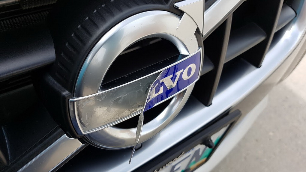 Penktadienio rytas „Volvo“ savininkei prasidėjo nemalonumais – gatvėje stovėjusį automobilį rado nuniokotą.