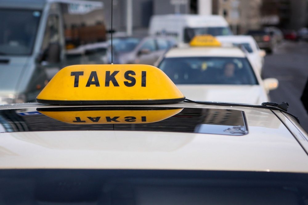 Keturių Panevėžyje veikiančių taksi ir pavėžėjimo įmonių vadovas bei dvi buhalterės kaltinami išvengę daugiau nei 229 tūkst. eurų mokesčių, antradienį pranešė Panevėžio apygardos prokuratūra.
