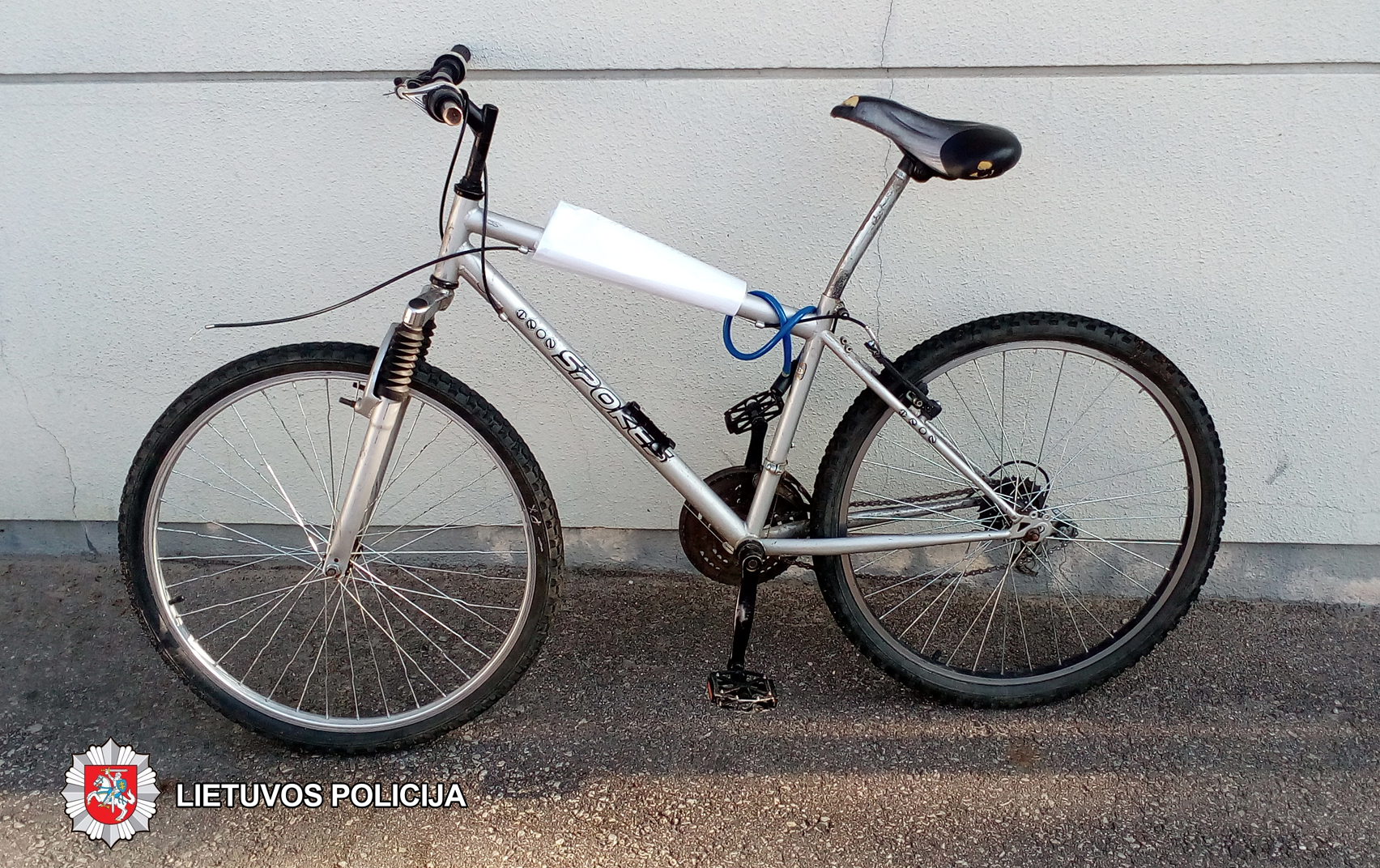 2019-08-25 22.30 val. Panevėžyje, Skaistakalnio parke, rastas sidabrinės spalvos bėginis dviratis.