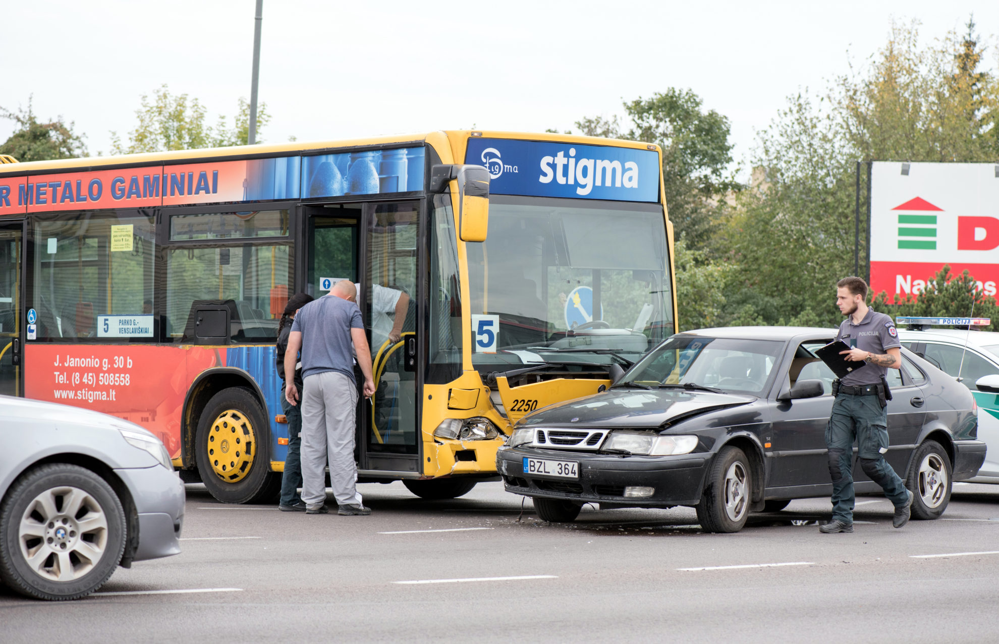 Panevėžio vienoje judriausių Klaipėdos ir Nemuno gatvių sankryžoje antradienio vidudienį eismą sutrikdė avarija.