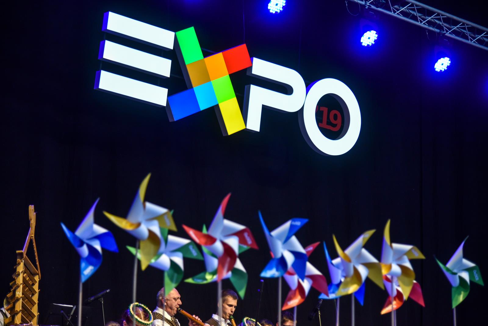 Panevėžyje jau 24-ą kartą šurmuliuoja tarptautinė paroda „EXPO Aukštaitija 2019“, sutraukusi per pusantro šimto dalyvių iš įvairių šalies kampelių. Jau vienuoliktą kartą „Cido“ arenoje vykstančiame reikšmingiausiame regiono metų verslo renginyje visą savaitgalį bus galima pirkti, parduoti, išvysti naujoves, pasidomėti ne tik verslo, bet ir švietimo, kultūros pasiekimais.