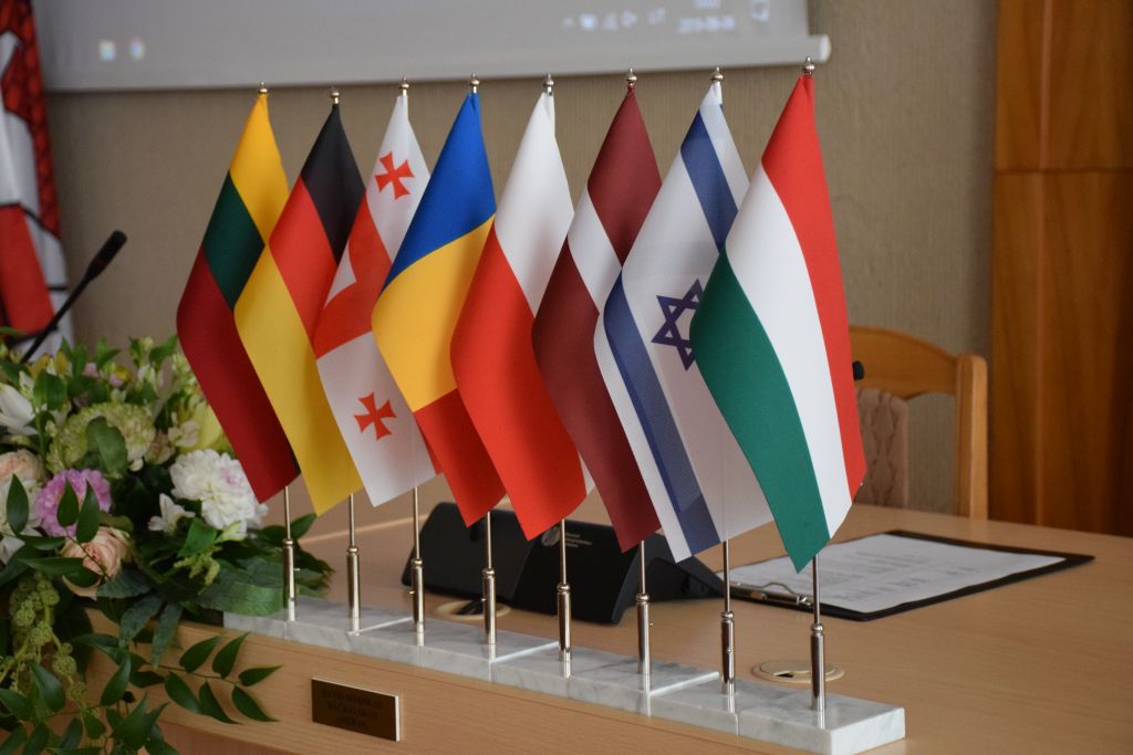 Į Panevėžį, pasitinkantį 516-ąjį gimtadienį, renkasi miestų partnerių atstovai. Šiandien pasveikinti su panevėžiečių su švente atvyko Liuneno (Vokietija), Liublino (Lenkija), Gradoli (Italija), Maramurešo (Rumunija), Daugpilio (Latvija), Ramlos (Izraelis) ir Rustavi (Sakatrvelas) miestų delegacijos.