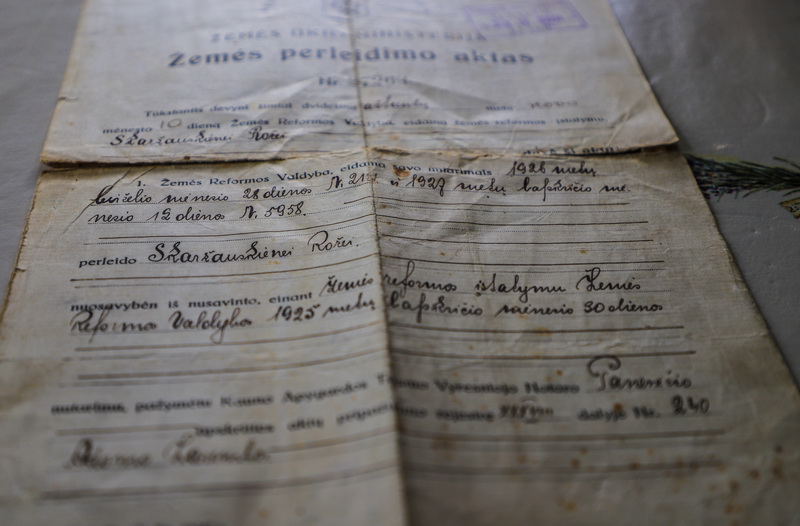 Dokumentus ir užrašus, rastus daugiau kaip prieš šimtą metų statytoje sodyboje ant aukšto tarp spalių, Buzai įrėmino ir saugo. I. STULGAITĖS-KRIUKIENĖS nuotr.