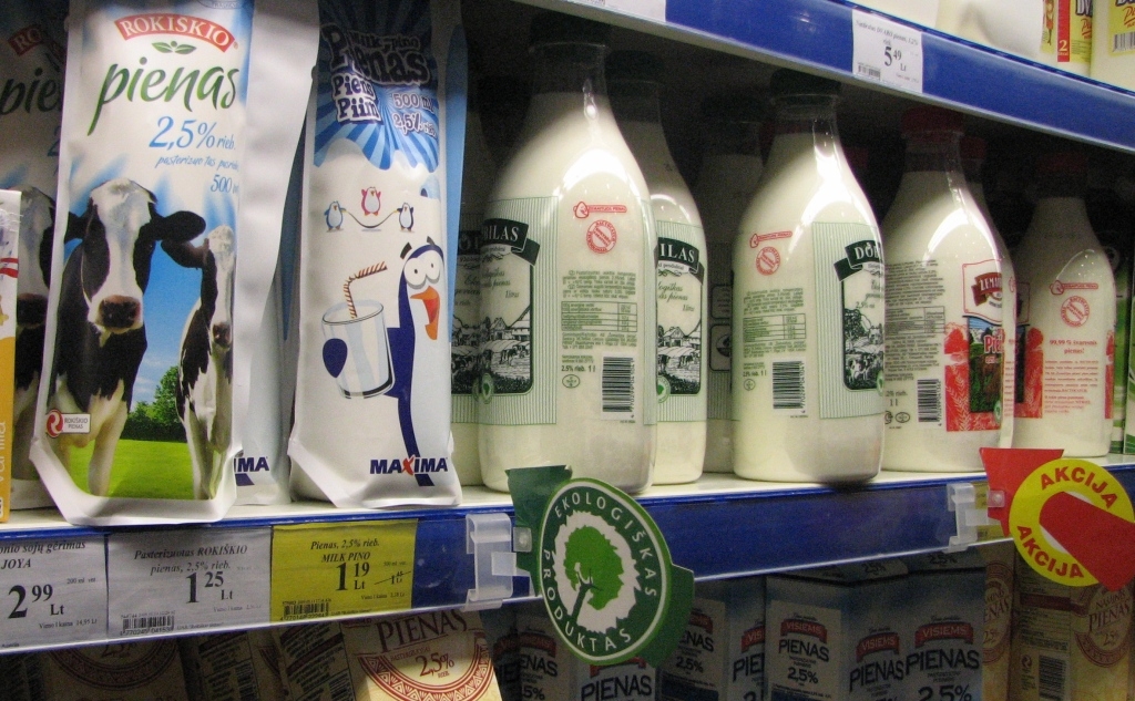 Antradienį socialiniuose tinkluose ėmė plisti nuotrauka, kurioje nufotografuotas nurodymas iš lentynų išimti „Rokiškio pieno“ produkciją.
