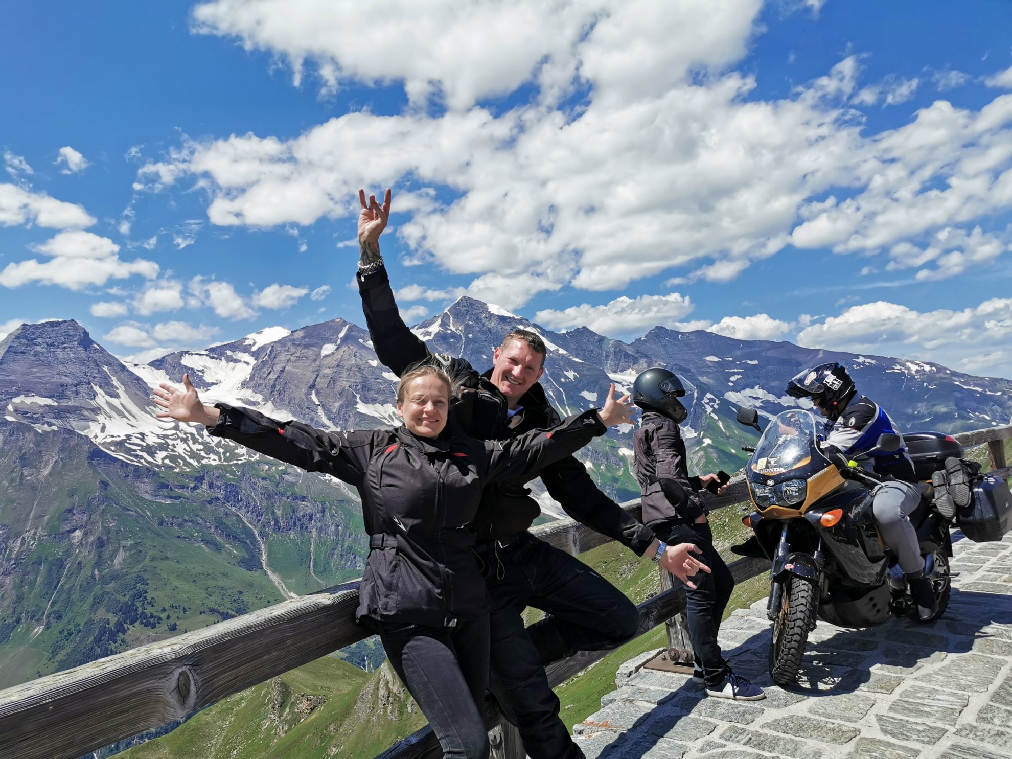 Praėjusią liepą septyni nepažįstami keliautojai sėdo ant keturių motociklų ir patraukė į Alpes – įkvėpti gurkšnelio kalnų oro ir nuotykių dvasios.