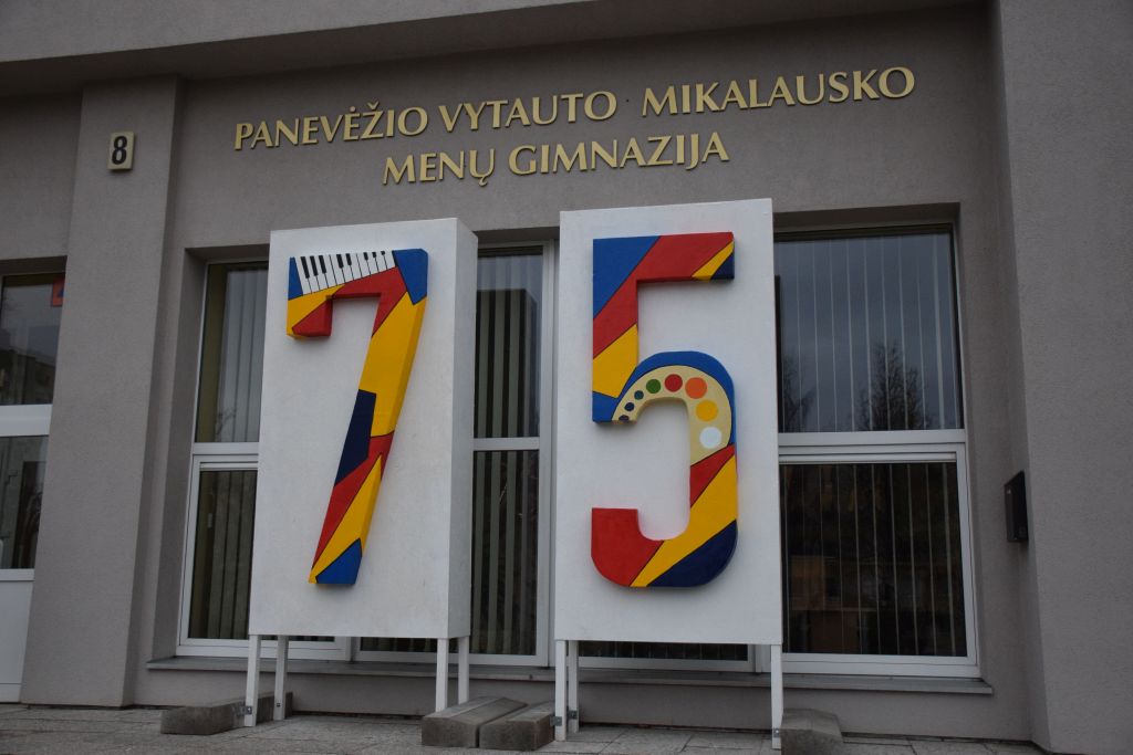 Šiandien Panevėžio miesto savivaldybės meras Rytis Račkauskas dalyvavo Vytauto Mikalausko menų gimnazijos 75-mečio minėjime.
