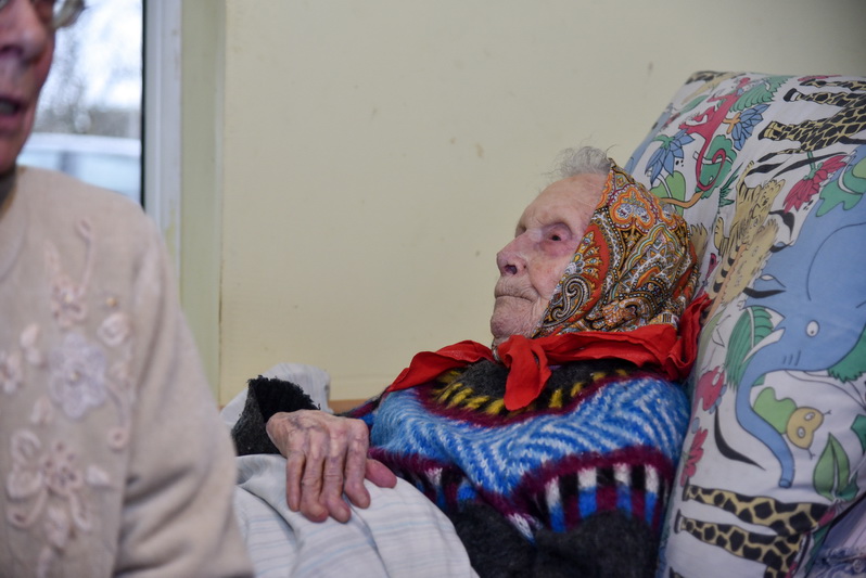 Per Kalėdas 106-ąjį gimtadienį švęsiančiai Naujamiesčio gyventojai Onai Krivickienei patinka atsisėdus lovoje užtraukti jaunystėje mėgtą dainą. P. ŽIDONIO nuotr.