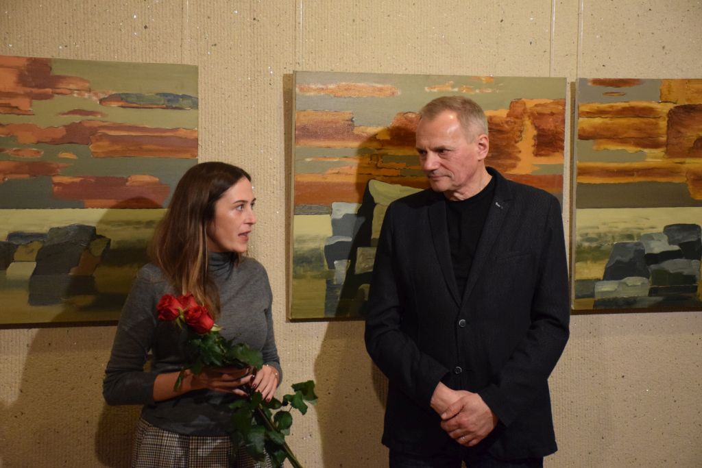 Šiandien Panevėžio miesto savivaldybės I ir II aukštų fojė atidaryta Daugpilio Marko Rothko meno centro menininkių Valdos Mežbārde ir Gunos Millersone paroda „M/M“.