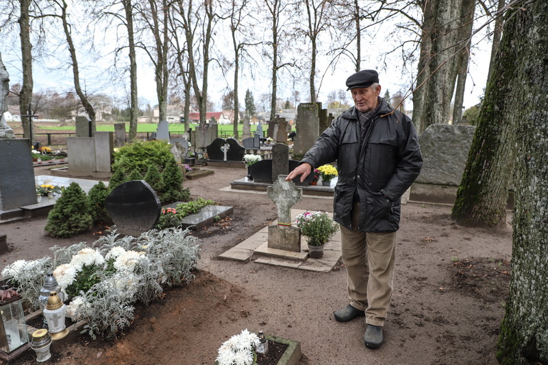Petras Vanagas atkreipia dėmesį, kiek daug Šilų kapinėse jaunų partizanų kapų. I. STULGAITĖS-KRIUKIENĖS nuotr.