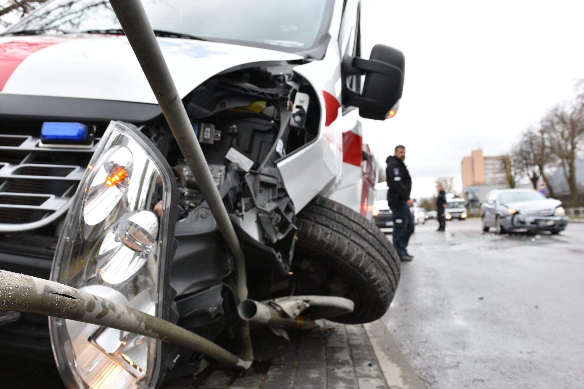 Panevėžyje antradienio vidurdienį į iškvietimą skubėjęs greitosios pagalbos automobilis pakliuvo į avariją.