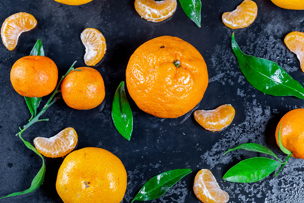 Kiekvienas metų laikas į maisto racioną atneša tik jam būdingus produktus. Jei vasarą mėgaujamės uogomis, ankstyvą rudenį – obuoliais, tai paspaudus šaltukui imame ieškoti mandarinų. Tiesa, šie oranžinės spalvos citrusai, net jei labai primena mandarinus, iš tiesų gali skirtis ne tik pavadinimu, bet ir skoniu.