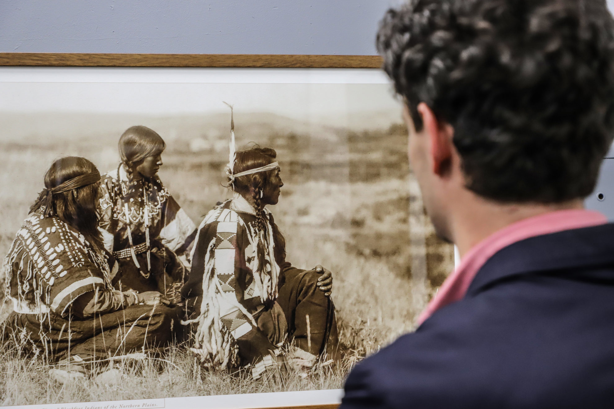 Panevėžio fotografijos galerijoje atidaryta amerikiečių fotografijos pionieriaus, etnologo Edvardo Šerifo Kurtiso fotografijų paroda „Šešėlių gaudytojas“. Tai išties unikali proga susipažinti su net 30 metų trukusiu milžiniškos apimties projektu, atskleidžiančiu Šiaurės Amerikos indėnų kultūrą.