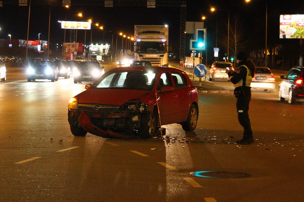 Skausmingomis traumomis šeštadienio vakarą baigėsi dviejų automobilių susidūrimas Panevėžyje.