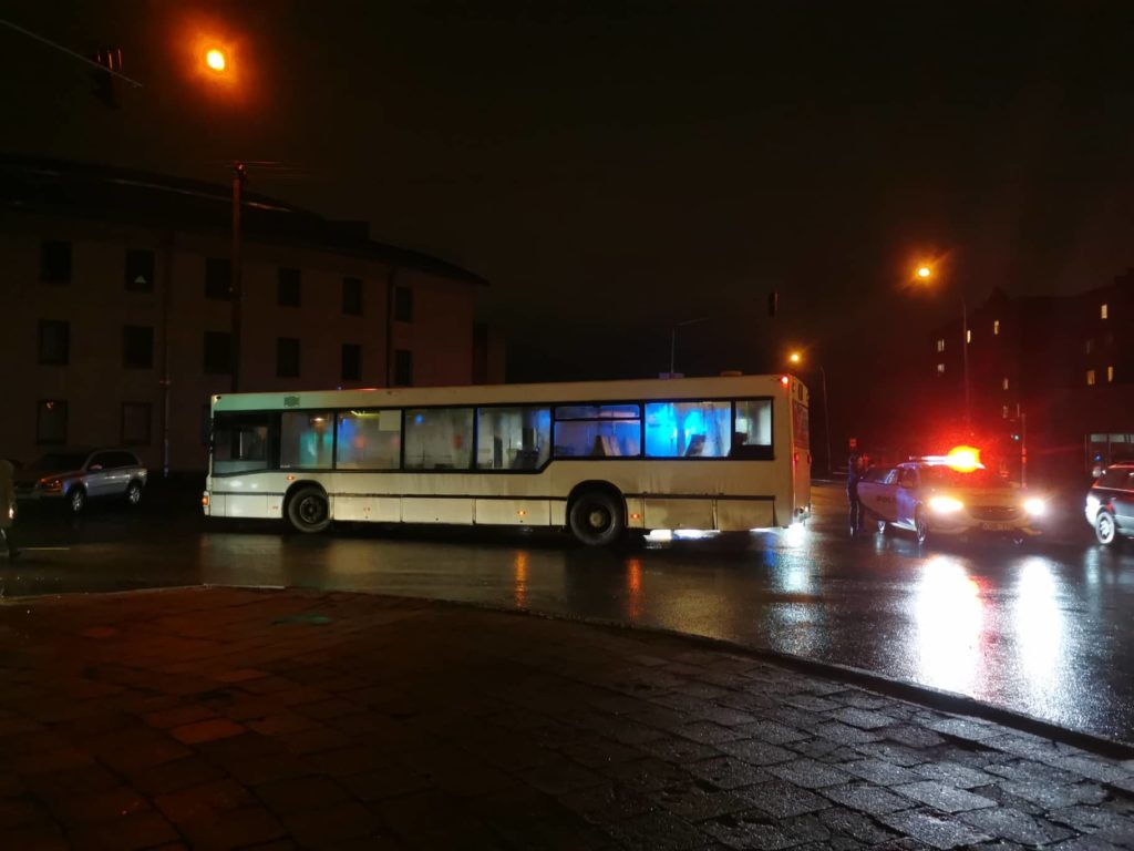 Tamsiais vakarais gatvėse tampa padidinto pavojaus zona pėstiesiems. Panevėžyje per vieną vakarą nutrenkti du per gatvę ėję pėstieji. Vieno jų nepastebėjo maršrutinio autobuso vairuotojas.