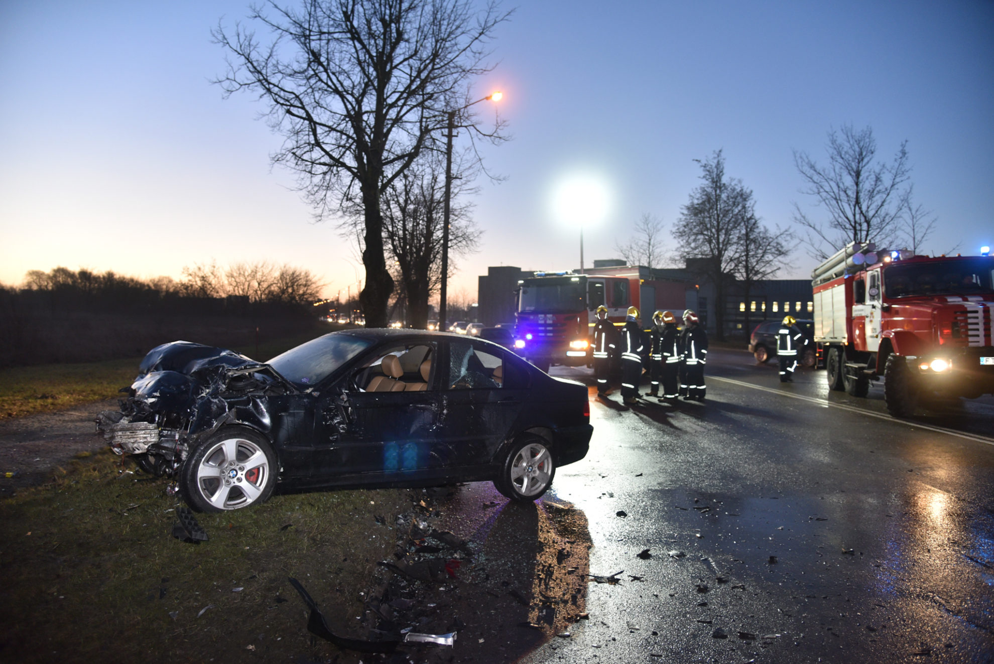 Ketvirtadienio rytą Panevėžyje, judrioje Pramonės gatvėje kaktomuša susidūrus dviem lengviesiems automobiliams, į ligoninę išvežti penki žmonės.