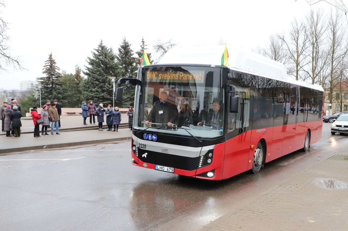 Panevėžiečiams pristatyti nauji, suspaustomis dujomis varomi autobusai. Į miesto gatves 12 autobusų išriedės jau vasario mėnesį.
