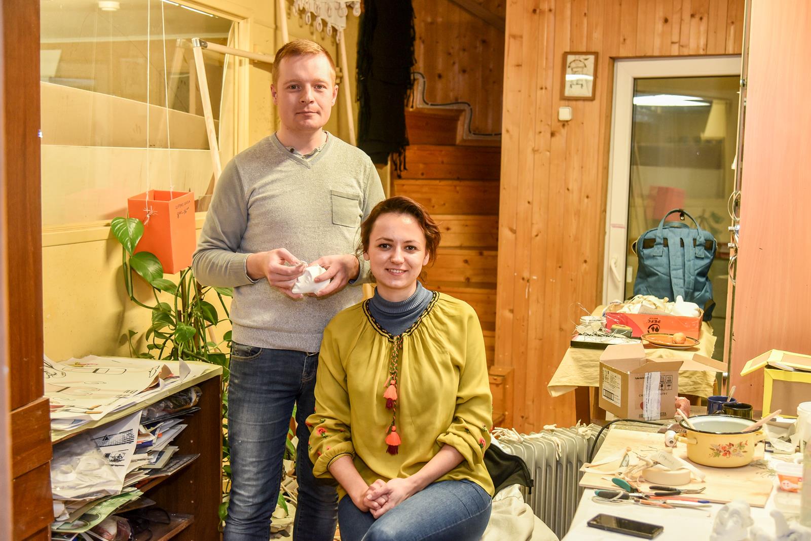 Tik praėjusių metų pabaigoje į Lietuvą atvažiavę ir Panevėžio lėlių vežimo teatre pradėję dirbti ukrainiečiai Oksana Rossol ir Aleksandras Serhijenko vis dar pratinasi prie naujo gyvenimo skonio ir ritmo.