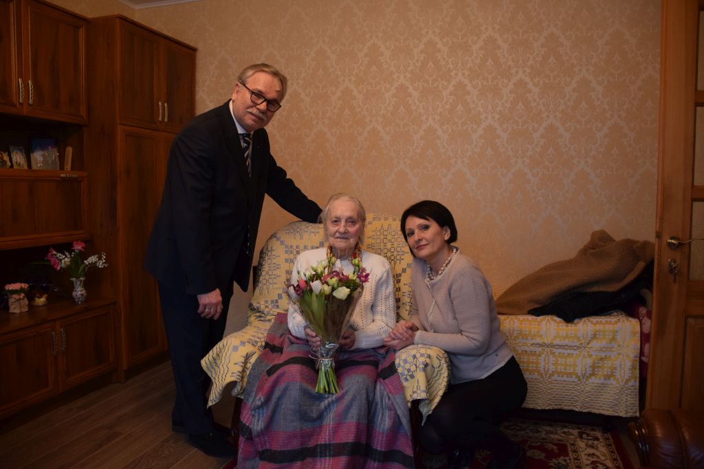 Šiandien Panevėžio miesto mero pavaduotojas Valdemaras Jakštas ir Socialinio skyriaus vedėja Audronė Grainienė 100-ojo gimtadienio proga pasveikino panevėžietę Marijoną Šimanskytę.