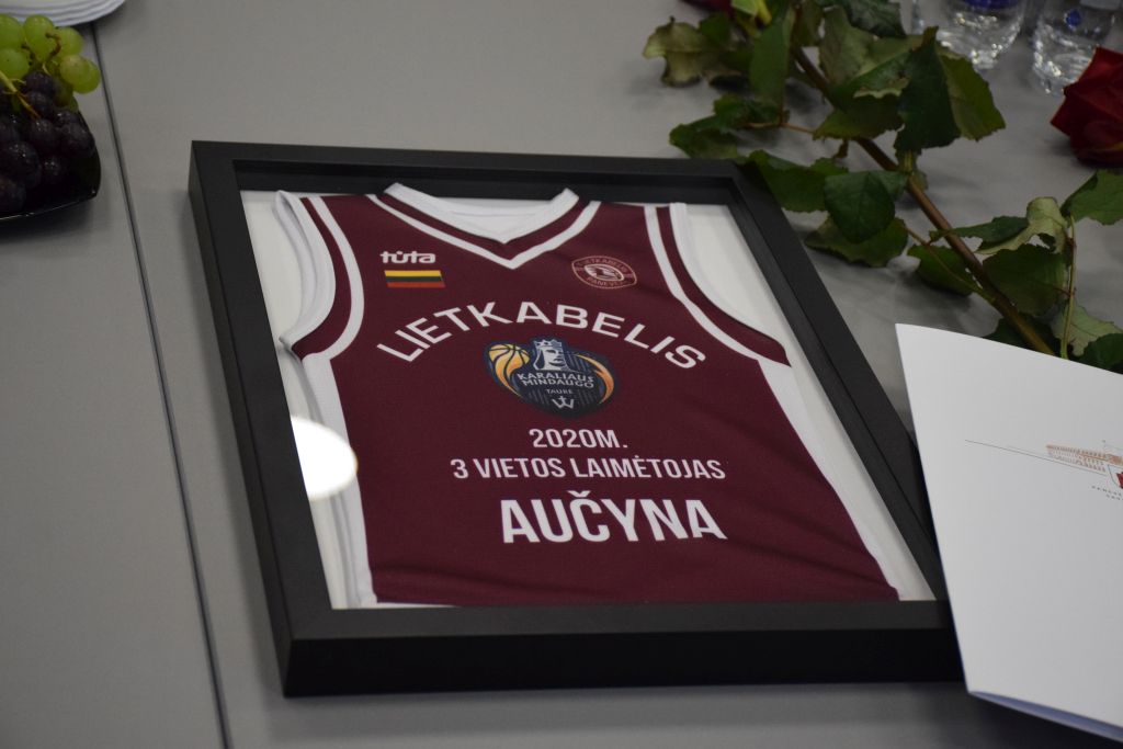 Šiandien pasveikinti „Lietkabelio“ krepšinio komandos treneriai ir žaidėjai, Citadele Karaliaus Mindaugo taurės turnyre iškovoję III vietą. Miesto bendruomenės vardu klubui įteiktas 10 000 Eur čekis, žaidėjams - mero padėkos.