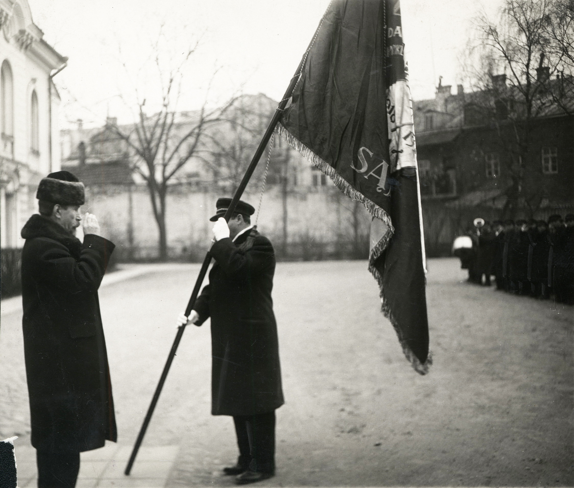 Prezidentas Antanas Smetona įteikia vėliavą Žydų karių sąjungai. Kaunas, 1934-ieji. LCVA nuotr.