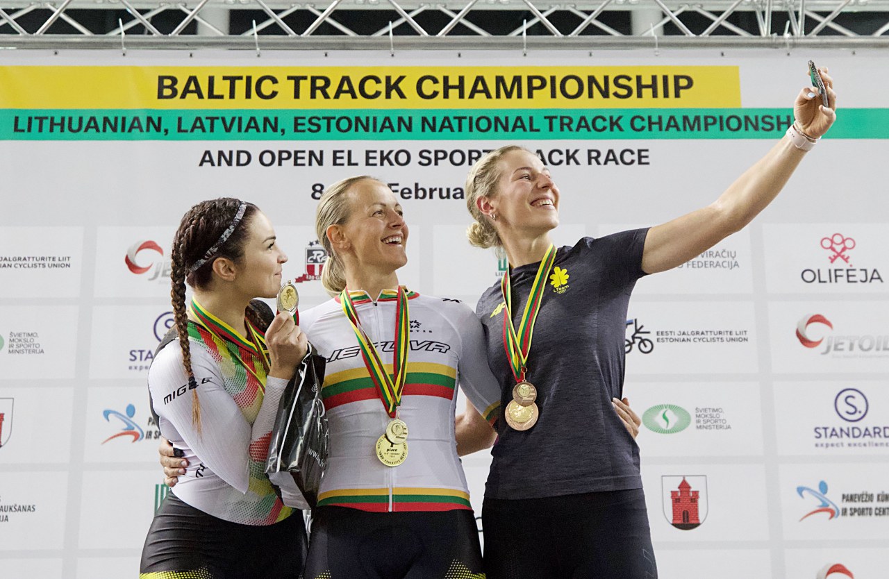 Panevėžyje, „Cido“ arenoje, vykstančio Baltijos dviračių treko čempionato pirmą dieną – šeštadienį – Lietuvos atstovai iškovojo 16 medalių iš 24 galimų.