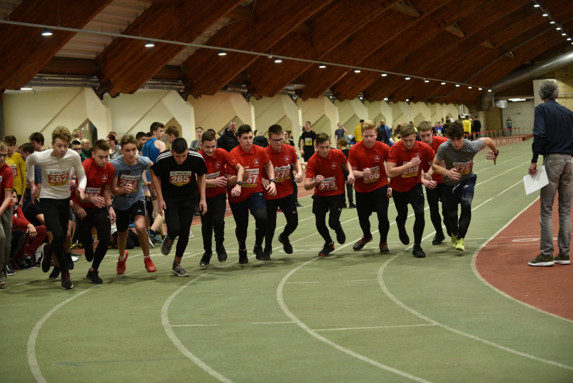 Panevėžio sporto centro lengvosios atletikos manieže Lietuvos irkluotojai surengė 2020 metų Lietuvos bendro fizinio pasiruošimo čempionatą.