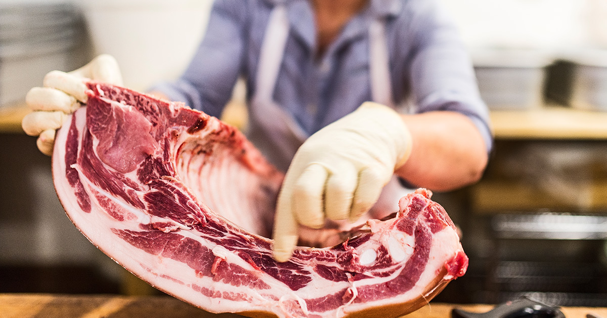 Prekybos tinklas „Maxima“ penktadienį sustabdė prekybą šviežia mėsa nustačius mikrobiologinę taršą bendrovės „Biovela“ kiaulienos sprandinėje ir kumpyje. Šiuo metu tiekimas prekybos tinkle jau atnaujintas, pranešė „Maxima“.