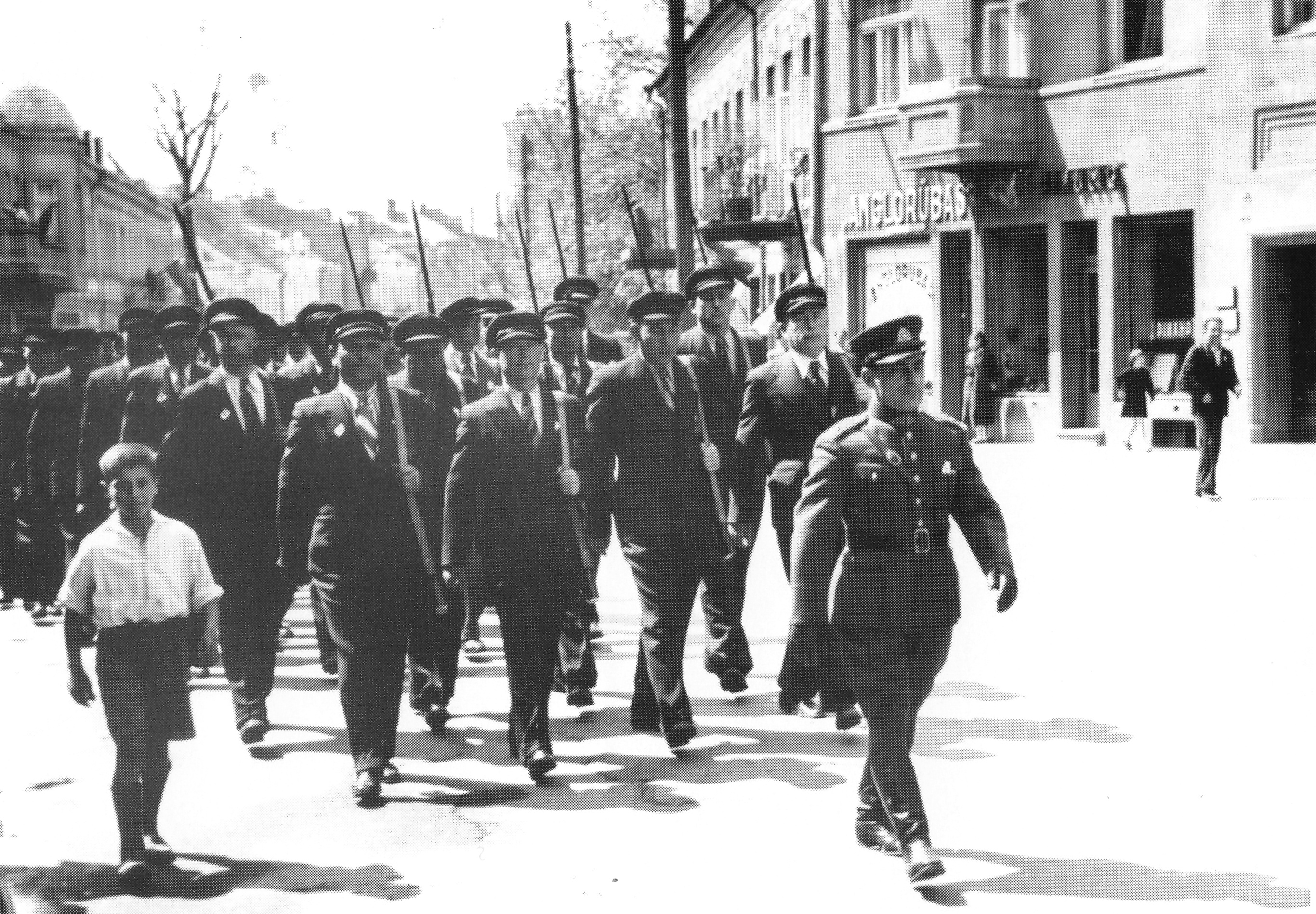 Žydų karių sąjungos Kauno skyrius žygiuoja perduoti 2-ajam Algirdo pulkui už suaukotas lėšas nupirktus šautuvus. 1938-ųjų gegužės 15 diena. LCVA nuotr.