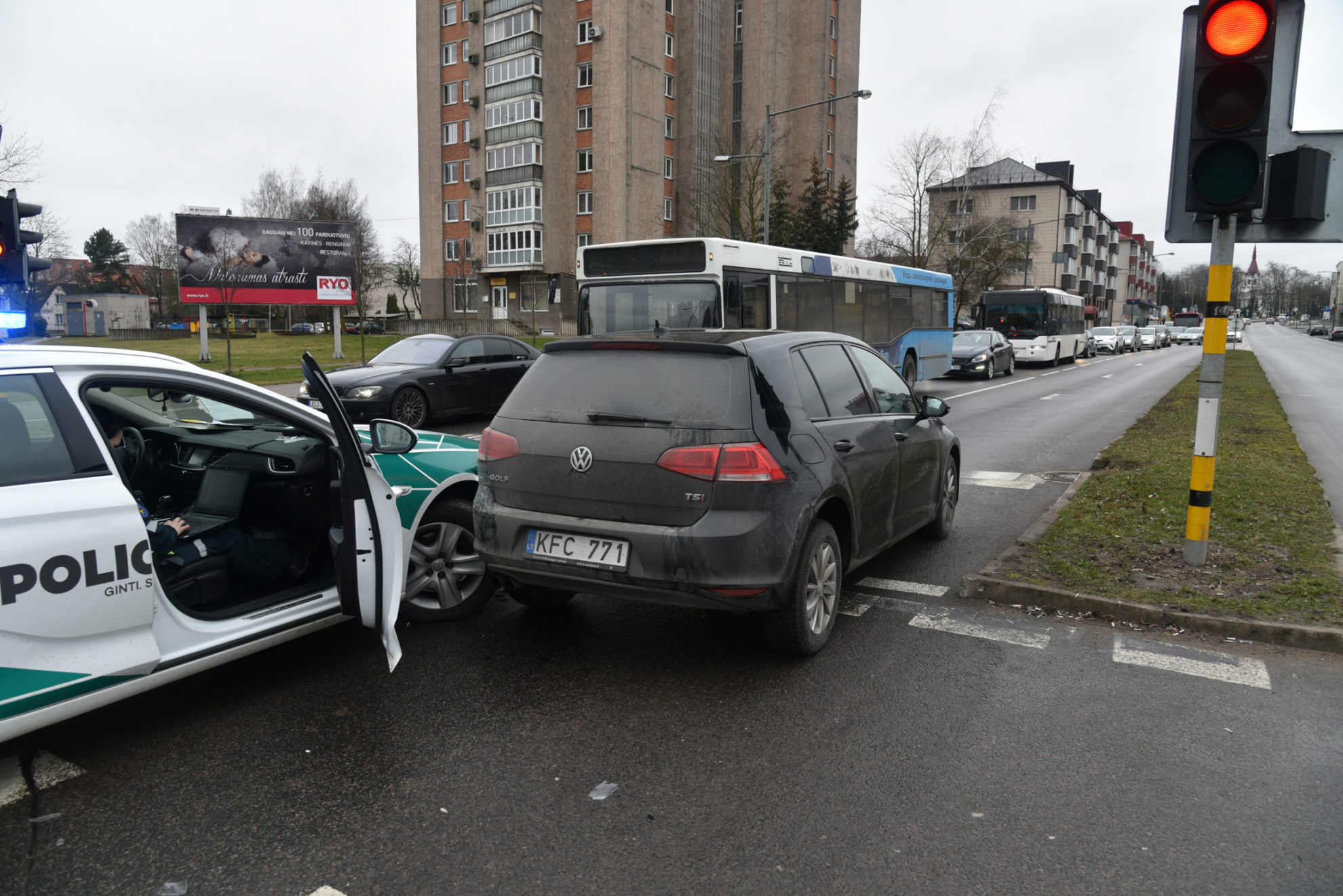 Eismą vienoje judriausių Panevėžyje J. Basanavičiaus ir Vilniaus gatvių sankryžoje šeštadienio popietę sutrikdė sunkiai gatvėje besiorientuojantis vairuotojas. Į Vilniaus gatvę prieš eismą išlėkusį „Volkswagen Golf“ sustabdė tik policijos automobilis.