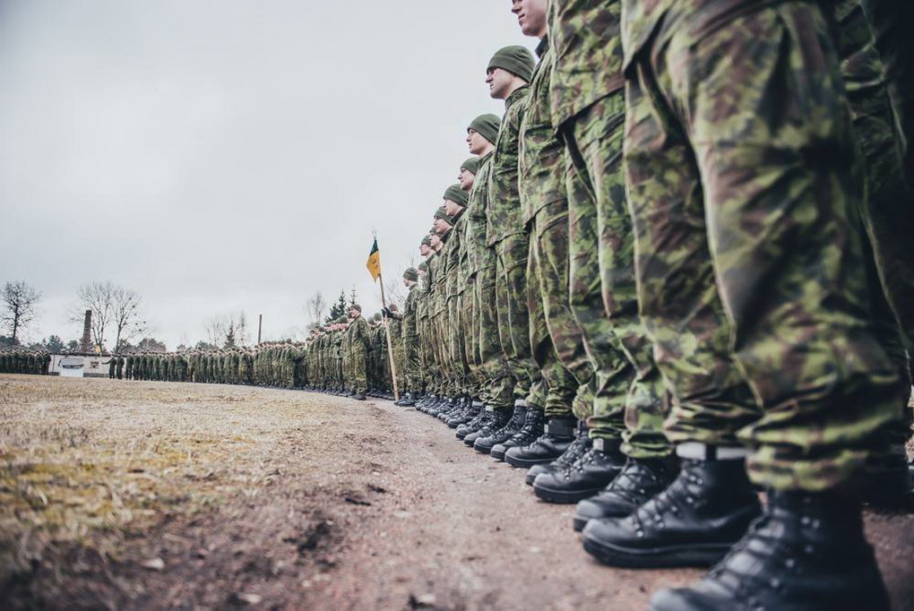 Lietuvos kariuomenė trečiadienį pranešė, kad dėl šalyje įvesto karantino nuspręsta atidėti gegužės mėnesį suplanuotą šaukimą į nuolatinę privalomąją pradinę karo tarnybą (NPPKT) ir parengtojo karių rezervo mokymus.
