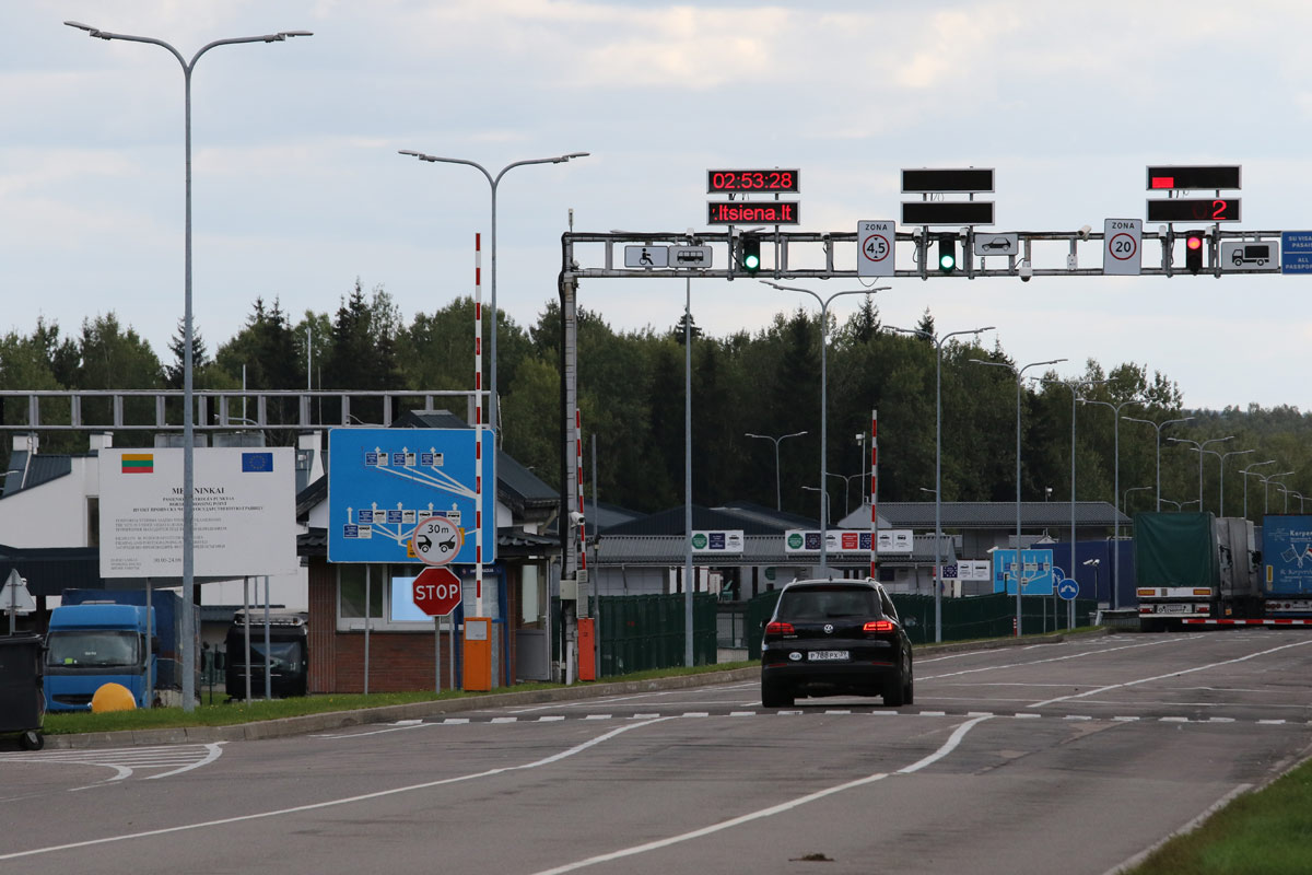 Pirmasis per Lenkiją grįžtančių lietuvių automobilių konvojus prie Lietuvos sienos turėtų atvykti apie 10 valandą, sako Valstybės sienos apsaugos tarnybos (VSAT) vadas Rustamas Liubajevas.