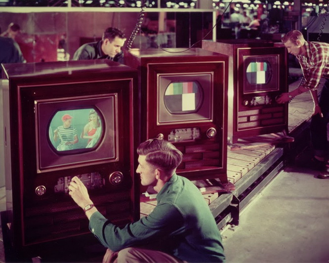 Ką daryti, kai spalvotų televizorių jau yra, o spalvotai transliuojančių televizijos stočių – dar ne? 1962 metais tūkstančiai švedų buvo įtikinti, jog aptraukti prietaiso ekraną moteriška kojine. ARCHYVŲ nuotr.