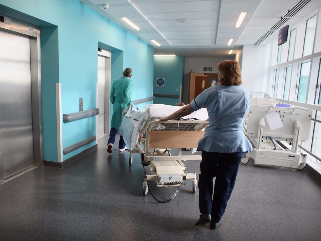 Respublikinės Šiaulių ligoninės direktorius Remigijus Mažeika sako, kad patvirtintas septynioliktasis mirties nuo koronaviruso yra „įdomus ir keistas“.