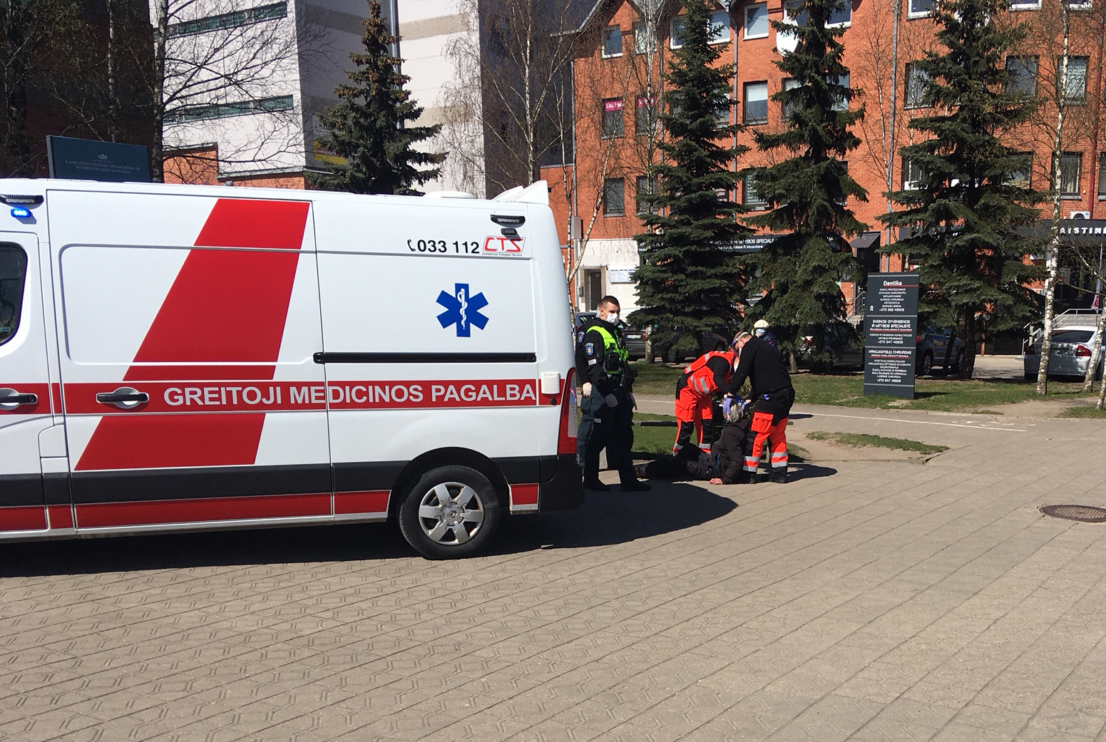 Policijos ir greitosios medikų ekipažai su garsiniais signalais ketvirtadienio popietę sulėkė prie miesto poliklinikos Nemuno gatvėje.