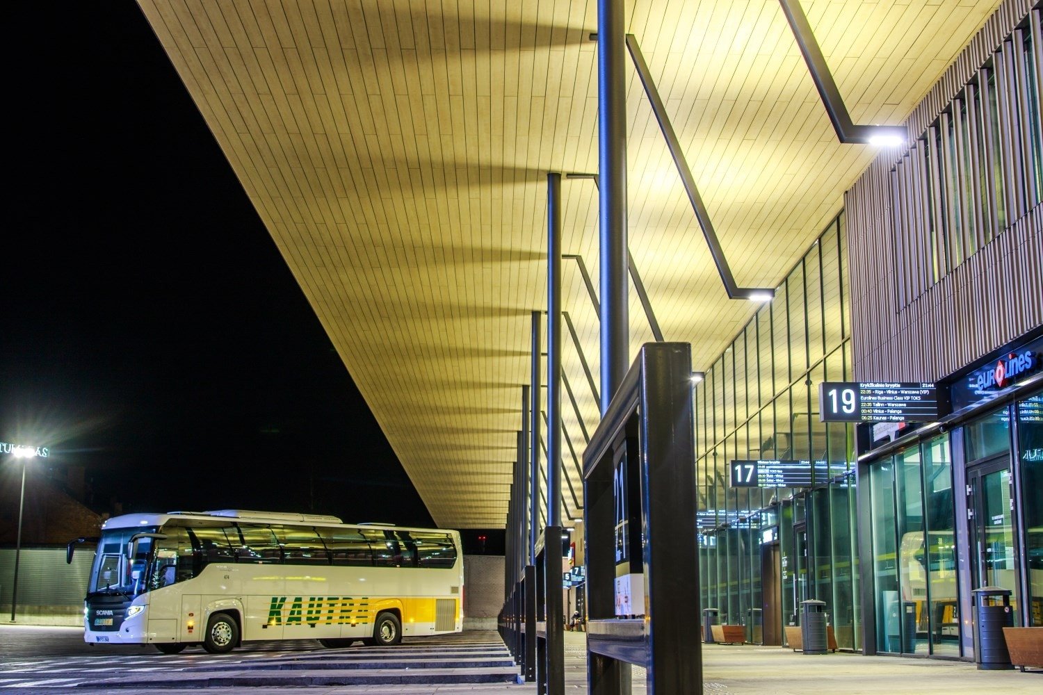 Viena didžiausių keleivių pervežimo bendrovių „Kautra“ skelbia nuo antradienio atnaujinanti susisiekimą tarpmiestiniais autobusais.