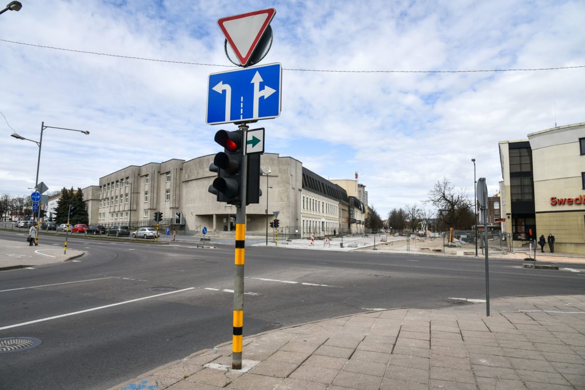 Pasak Savivaldybės specialistų, Ramygalos bei Vilniaus gatvių sankryžos šviesoforą būtina rekonstruoti, nes šioje vietoje eismas iš principo keičiasi. Po Laisvės aikštės rekonstrukcijos nebebus galima įvažiuoti į pačią aikštę – ten liks tik pėsčiųjų zona. P. Židonio nuotr.